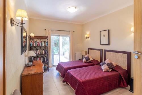 埃斯坦巴Villa Meijer Gramacho Golf的一间卧室设有两张床和书架
