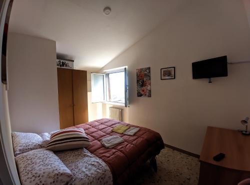 佩鲁贾Casa Sant'Ercolano的一间卧室设有一张床和一个窗口
