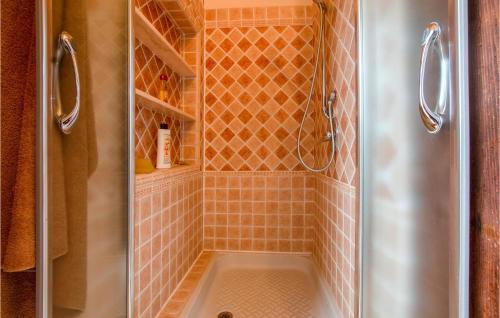 ComeanaLe Quercine的带淋浴的浴室和玻璃门