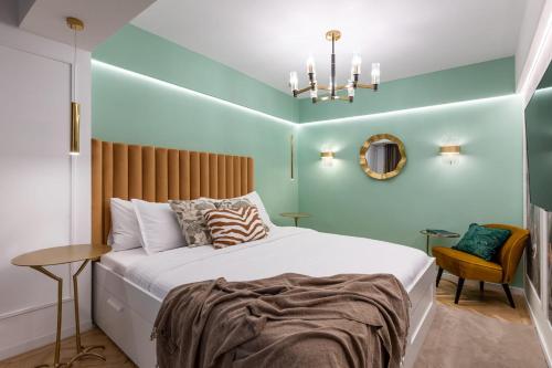 布加勒斯特HOLT - Leagues and Words Under The Sea的一间卧室配有一张大床和一个吊灯。