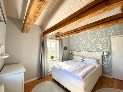 费茨肖Villa B das zauberhafte Chalet的卧室配有白色的床