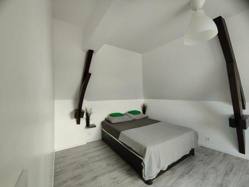 普罗万Les Lofts De Provins: Apt 4的一间白色客房内的床铺卧室