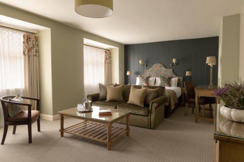 巴拉特Balmoral Arms的客厅配有沙发和1张床