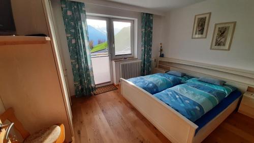 维尔德科格尔山麓布兰贝格Ferienwohnung Zwoelferblick的窗户客房内的一张床位