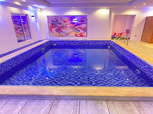 吉达Carawan Hotel Jeddah的蓝色瓷砖的游泳池