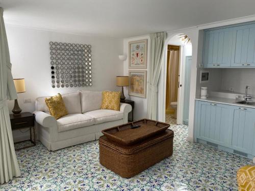 阿纳卡普里Villa Sain Charming Suite的客厅配有沙发和桌子