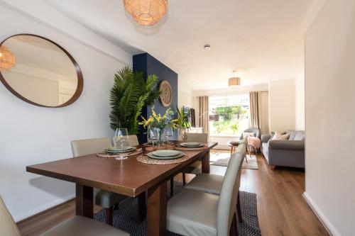 南安普敦3 Bedrooms house ideal for long Stays!的一间带桌子和镜子的用餐室