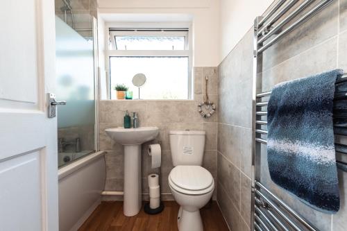 南安普敦3 Bedrooms house ideal for long Stays!的一间带卫生间和水槽的小浴室