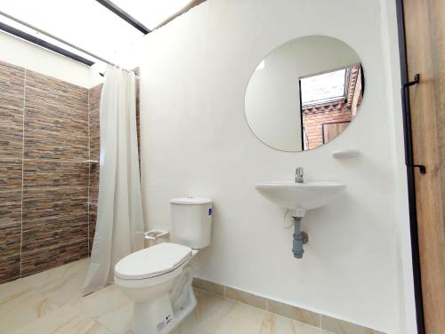 波哥大Trip Monkey Chapinero的一间带卫生间、水槽和镜子的浴室