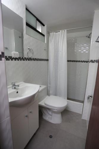 卡哈马卡Witobi Hostal的一间带水槽、卫生间和淋浴的浴室