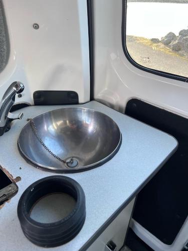 雷克雅未克Cheap Camper Van in Iceland的一间带金属盥洗盆和卫生间的浴室