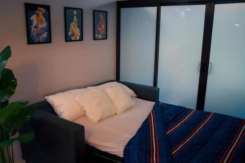 卡加盐德奥罗Aloha Hale One Oasis Cdo的客房配有带白色枕头的床。