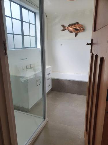 凯库拉Ludstone Villa - A charming family home的浴室设有玻璃窗户,墙上有鱼