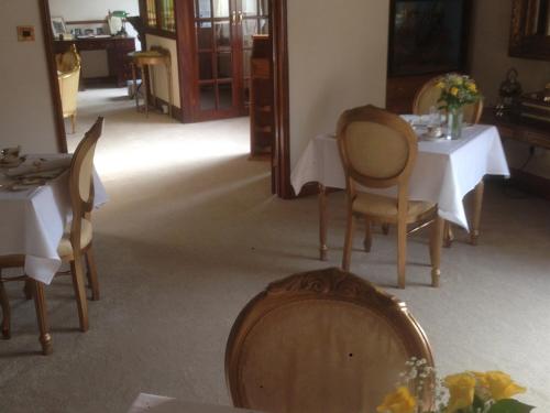 费克纳姆Melody House的用餐室配有桌椅和桌椅
