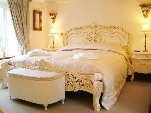 费克纳姆Melody House的卧室配有一张白色大床和一把椅子