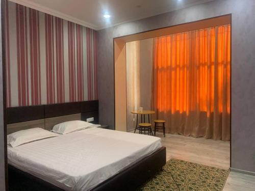 苦盏阿蒙公寓式酒店的一间卧室设有一张床和一个大窗户