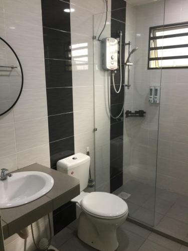 怡保Koolest homestays Meru的带淋浴、卫生间和盥洗盆的浴室