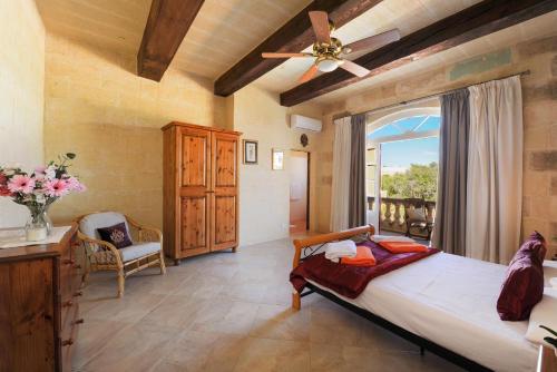 纳杜尔Narcisa Holiday Home的一间卧室设有一张大床和一个窗户。