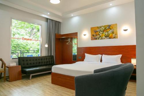 达累斯萨拉姆Hotel Totara的酒店客房,配有床和沙发