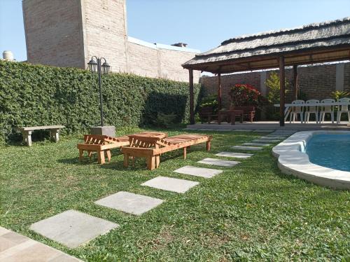 巴拉那Rinacasaquinchoypile的后院设有2个长椅和游泳池