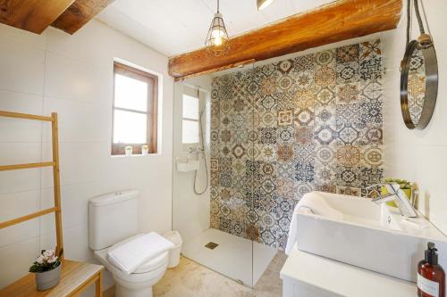 加斯利Oleandra Holiday Home的一间带卫生间和水槽的浴室