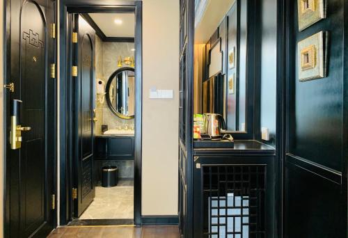 河内Hotel du Monde Classic的一间带水槽和镜子的浴室