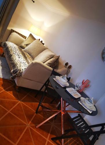 普雷斯蒂克The granny flat @ seaforth的客厅配有沙发和桌子