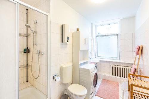 基尔Gemütliches Apartment im Herzen Kiels的带淋浴和卫生间的白色浴室