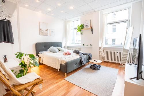 基尔Gemütliches Apartment im Herzen Kiels的一间小卧室,配有床和地毯