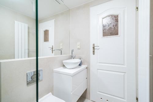 比得哥什E-Stay Noclegi w Bydgoszczy的白色的浴室设有水槽和镜子