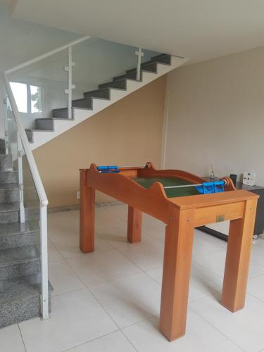 里约热内卢Buganville House Cabo Frio的带楼梯的客房内的乒乓球桌