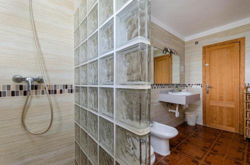 坎皮卡福特YourHouse Ca Na Teulera, villa with private pool的带淋浴、卫生间和盥洗盆的浴室