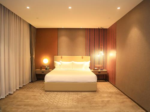 亚的斯亚贝巴Skylight In-Terminal Hotel的一间卧室配有带白色枕头的床