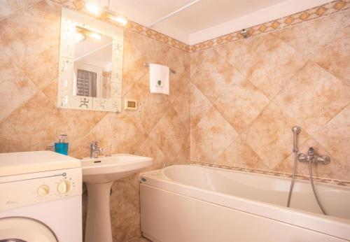 奥斯图尼Casa Zefiro - The Fab Stay的一间带水槽、浴缸和卫生间的浴室