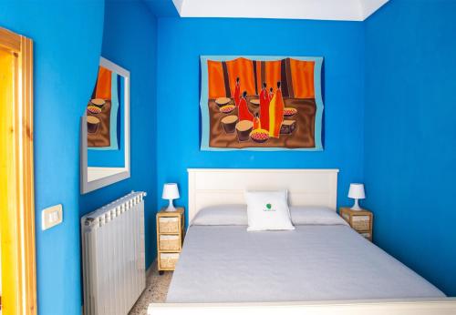 奥斯图尼Casa Zefiro - The Fab Stay的蓝色的卧室,配有床和蓝色的墙壁