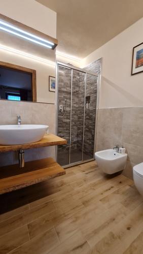 查兰德圣安塞尔Casa Margherita Chambres d'Hôtes & SPA的一间带两个盥洗盆和淋浴的浴室