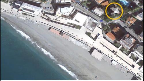 德瓦玛丽娜Villa Schiaffino Appartamento al Primo Piano的黄色圆圈的海滩空中景色