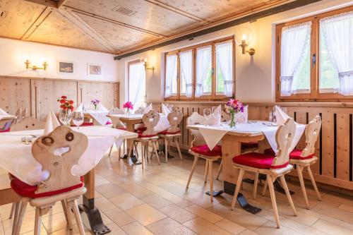 FulderaHotel Landgasthof Staila的用餐室设有桌椅和窗户。