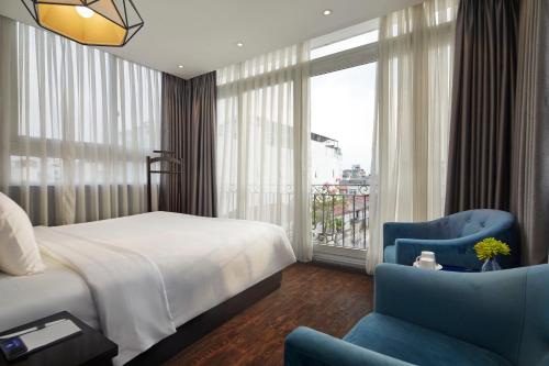 河内HANOI FLORA HOTEL的卧室配有床、椅子和窗户。