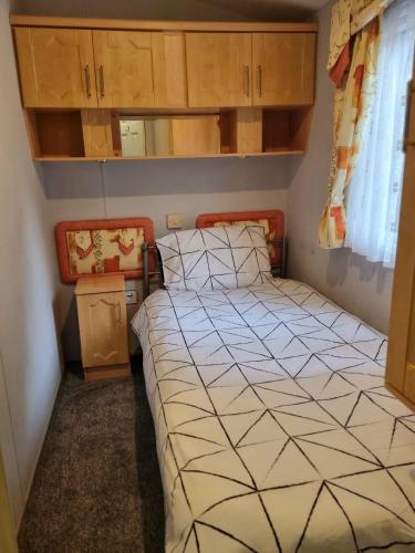 锡德卡普Quite 3 Bedroom Static Caravan的一间小卧室,卧室内配有一张床铺