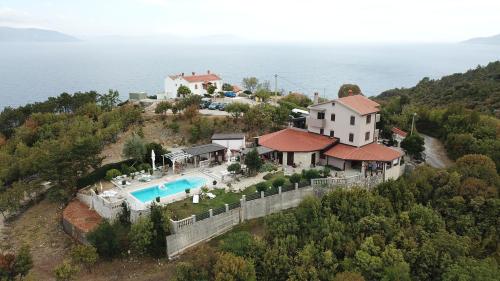 JurašiCasa Perla Holidays的享有带游泳池的房屋的空中景致