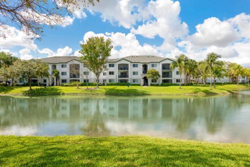 戴维Bright and Modern Apartments at Palm Trace Landings in South Florida的公寓大楼前方设有池塘