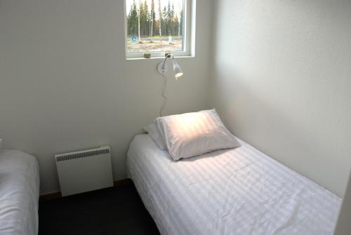基律纳Private Chalet with Sauna的小房间设有床和窗户