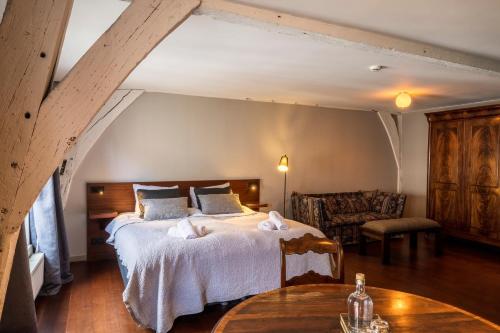根特B&B Kwaadham 52 - Music Hotel Ghent的一间卧室配有一张大床和一张桌子