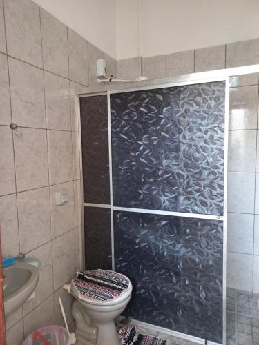 库亚巴Aluguel de loft mobiliado em Cuiabá的带淋浴、卫生间和盥洗盆的浴室