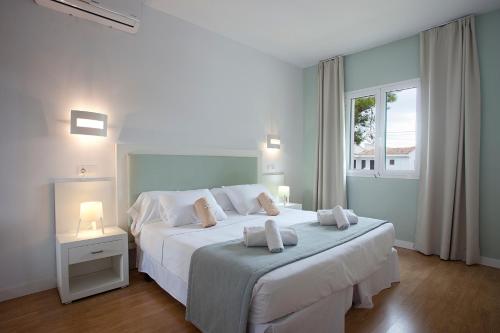 克里斯托港Apartamentos Vista Alegre Mallorca的卧室配有一张带两个枕头的大白色床