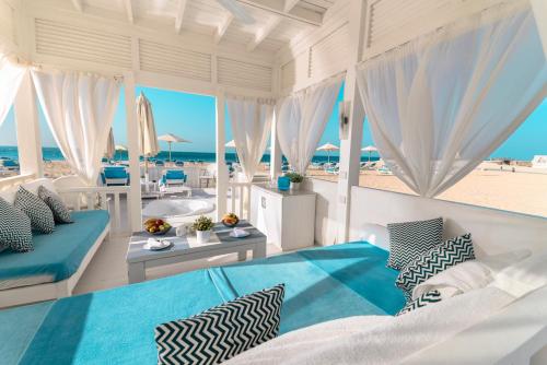 阿莱曼日索斯阿拉曼度假村 - 提供全膳服务及其他的一间卧室配有一张床,享有海滩美景