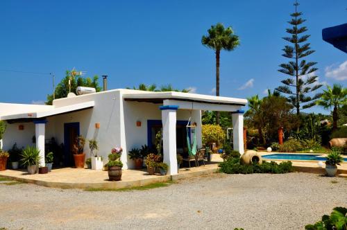 伊维萨镇Villa Can Blau Ibiza的一座带游泳池的白色小房子