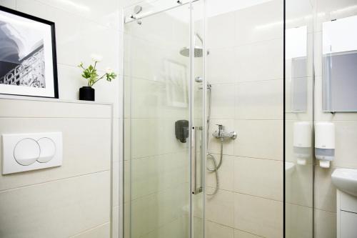 布达佩斯Giselle Vintage Doubles - Adults Only的浴室里设有玻璃门淋浴