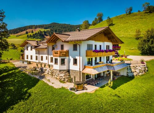 蓬高圣约翰Lindbichlhof Urlaub am Bio Bauernhof的绿色田野中房屋的空中景观